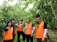 ㈜한화, 임직원과 함께하는 농촌 일손돕기 실시…지역사회에 대한 기여 지속적으로 이어가 | 한화그룹