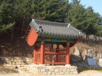 문화재이미지 | 신봉리 석조보살입상 보호각 전경 신봉리 석조보살입상 보호각 전경