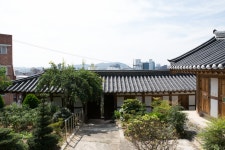 국가유산이미지 | 진주옥봉경로당_경로당에서 바라본 대문 (촬영년도 : 2015년) 진주옥봉경로당_경로당에서 바라본 대문 (촬영년도 : 2015년)