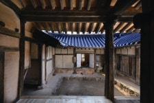 국가유산이미지 | 안마루에서 내려다본 중문간채와 사랑채 안마루에서 내려다본 중문간채와 사랑채