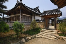 국가유산이미지 | 안사랑채 마당에서 본 사랑채 동쪽 내루와 협문 안사랑채 마당에서 본 사랑채 동쪽 내루와 협문