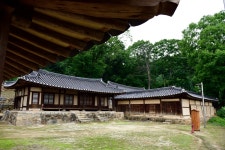 국가유산이미지 | 중문간에서 바라본 안채 (촬영년도 : 2015년) 중문간에서 바라본 안채 (촬영년도 : 2015년)