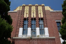 국가유산이미지 | 진주 배영초등학교 구 본관_대칭구조 중앙현관3 (촬영년도 : 2015년) 진주 배영초등학교 구 본관_대칭구조 중앙현관3... 