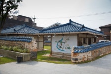 국가유산이미지 | 부여 신동엽 가옥 터_뒤 전시관 쪽에서 바라본 전경 (촬영년도 : 2015년) 부여 신동엽 가옥 터_뒤 전시관 쪽에서 바라본 전경... 