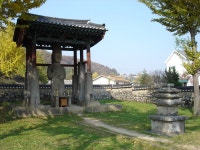 국가유산이미지 | 전경(매산리석불입상과 미륵당오층석탑) 전경(매산리석불입상과 미륵당오층석탑)