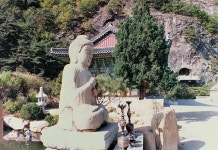 문화재이미지 | 군위삼존석굴비로자나불좌상(측면) 군위삼존석굴비로자나불좌상(측면)