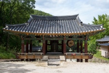 국가유산이미지 | 영천 영지사 대웅전_대웅전 마당에서 본 범종각 (촬영년도 : 2015년) 영천 영지사 대웅전_대웅전 마당에서 본 범종각... 