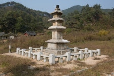 국가유산이미지 | 함양 승안사지 삼층석탑_측면 (촬영년도 : 2015년) 함양 승안사지 삼층석탑_측면 (촬영년도 : 2015년)