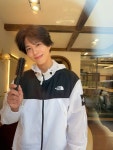 박보검, 흰색과 검은색 후드 집업 바람막이와 자연스러운 중단발 헤어… 카페 같은 실내에서 부드러운 미소로 포착 (+패션, 스타일, 근황)