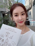 탤런트 한다감, 흰색 니트와 얇은 귀걸이… 밝은 미소와 함께 선물 받은 다이어리 공개 (+출산 준비, 육아템, 임신 선물)