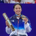 안세영, 파란색과 흰색 그라데이션 집업 재킷과 금메달… 올림픽 영광 담은 환한 미소 (+파리, 2024, 메달, 태극기)