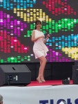 가수 윤수현, 은은한 광택 옅은 베이지 원피스와 중단발 웨이브 헤어… 활기찬 무대 위 자신감 넘치는 미소 (+용담댐, 수몰민, 그리움, 위로)