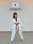 원민주, 흰색 태권도복에 검빨 배색 칼라… 높게 묶은 포니테일과 금색 LV 펜던트 목걸이, 밝은 미소로 태권도장에서 빛나는 모습 (+태권도... 