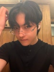 싸이커스, 블랙 폴로 셔츠와 세련된 안경… 나무 판자 배경 속 강렬한 눈빛으로 주목 (+패션, 스타일, 비주얼)