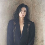 양준일, 검은색 레이스 재킷과 짙은 흑발… 콘크리트 벽 배경 속 시크한 모습 (+패션, 스타일, 무표정)