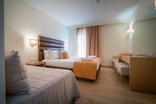 더 베이 호텔 & 스위트, 바실리코스 - 호텔 가격비교