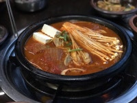 ♥ H O T P I N G ♥ 압구정로데오 셀레돈포크와 묵은김치 👍👍맛집을 소개합니다! - 핫핑