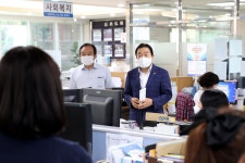 인천시의회 부평1동 주민센터 코로나상생국민지원금 접수 현장 방문 및 직원 격려