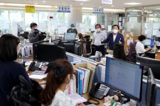 인천시의회 부평1동 주민센터 코로나상생국민지원금 접수 현장 방문 및 직원 격려