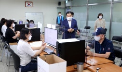 인천시의회 부평4동 주민센터 코로나상생국민지원금 접수 현장 방문 및 직원 격려