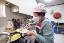 시민참여 > 시정홍보 > 행복한뉴스 > 오늘의뉴스 | 익산시, 경로당 식사도우미로 어르신 건강 지킨다 글보기