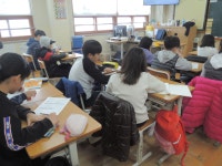 홈>열린마당>견학프로그램>환경아카데미 운영 > 금마초등학교 찾아가는 환경아카데미 | 보건환경연구원