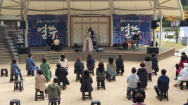 홈>무형유산 전수교육관>프로그램 안내>공연 및 행사 > 2020년 우리가락 우리마당 전통예술 상설공연 얼쑤 (10.25. 이희문의 날) | 문화·관광