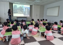 홈>열린광장>포토갤러리 > [인천도시역사관] 유아단체교육 놀이터에서 만나 (5월 19일 만월 어린이집) | 인천광역시립박물관