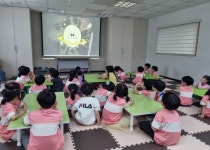 홈>열린광장>포토갤러리 > [인천도시역사관] 유아단체교육 '놀이터에서 만나' (5월 19일 만월 어린이집) | 인천광역시립박물관