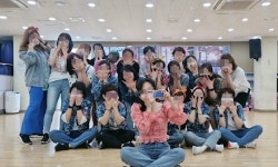 홈>열린광장>갤러리>작품마당 > <2023년 제3기> K-POP 방송댄스 수업 스케치 | 서부여성회관