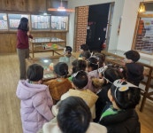 홈>열린광장>포토갤러리 > [인천도시역사관] 유아 단체 교육 <시골 쥐를 부탁해> 11월 15일 신동아유치원 | 인천광역시립박물관