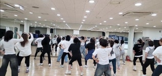 홈>열린광장>갤러리>작품마당 > <2025년 제1기> 방송&다이어트댄스 수업스케치 | 서부여성회관