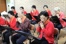 갤러리-오카리나반 신명요양원 위문공연 내용 | 인천시설공단 노인종합문화회관>게시판 오카리나반 신명요양원 위문공연