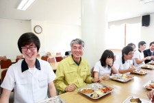 사진으로보는정선(2008~2020) - 전국 최초 유치원, 초·중·고등학생 전면 무상급식 실시 상세화면 | 정선군청 > 열린군정 > 참여소통... 