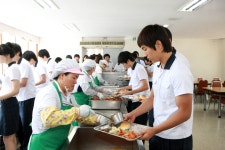 사진으로보는정선(2008~2020) - 전국 최초 유치원, 초·중·고등학생 전면 무상급식 실시 상세화면 | 정선군청 > 열린군정 > 참여소통... 