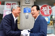 현장스케치(2020년 이전) - 정선군 국가유공자 명패 달아드리기 상세화면 | 정선열린군수실 > 일하는 정선군수 > 현장스케치(2020년 이전)