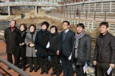 강북구의회 복지건설위원회, 우이천 홍수방어벽 및 산책로 조성공사 현장방문 - 전국매일신문 - 전국의 생생한 뉴스를 ‘한눈에’ 강북구의회... 