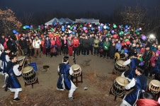 중랑구 새해 첫날 봉화산서 해맞이 행사 - 전국매일신문 - 전국의 생생한 뉴스를 ‘한눈에’ 중랑구 새해 첫날 봉화산서 해맞이 행사