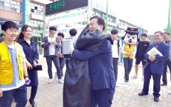 이승로 서울 성북구청장, 교육생태계 구축 위한 프리허그 - 전국매일신문 - 전국의 생생한 뉴스를 ‘한눈에’ 이승로 서울 성북구청장... 