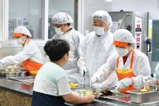 JIBS | 전체 뉴스기사 교육감님이 급식 당번...김광수 교육감 원도심 학교 급식 봉사