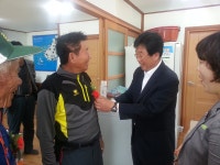 진도군 진도읍, 홀로사는 노인 카네이션 꽃 달아드리기 봉사 | 상세 | 군정소식