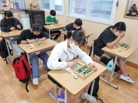 보도자료 > 어도초, 버려진 유리조각의 변신! 5·6학년 바다유리 액자 만들기 업사이클링 교육 실시 | 제주교육소식