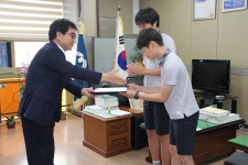 교육청소식 > 교육지원청 > 서귀포시교육지원청, 정의로운 시민성을 발휘한 서귀포중 학생에게 표창장 수여 | 제주교육소식