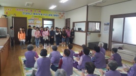 학교소식 > 유치원/초등학교 > 김녕초, 어르신 오래오래 건강하세요! ‘어우렁 다우렁’ 사제동행 봉사활동 실시 | 제주교육소식