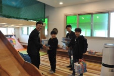 학교소식 > 유치원/초등학교 > 귀덕초, 귀덕1리 마을회관에 그림책 기증으로 나눔을 실천하다. | 제주교육소식