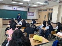 학교소식 > 고등학교 > 한국뷰티고, 4.3 명예교사 방문 수업을 통해 평화 인권 의식 드높여 | 제주교육소식