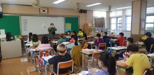 학교소식 > 유치원/초등학교 > 서귀서초, 4.3평화․인권을 배우다! 동백꽃 에코백만들기 실시 | 제주교육소식