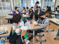 학교소식 > 유치원/초등학교 > 인화초, 5학년 동백꽃 컵 만들기 교내체험학습활동 실시 | 제주교육소식