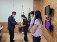 학교소식 > 유치원/초등학교 > 구좌중앙초, 총동문회에서 단체티셔츠를 기증받았어요. | 제주교육소식