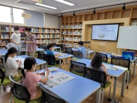 학교소식 > 전체 > 신례초, 그림책과 함께하는 여름방학 독서교실 운영-지역사회개방형도서관 | 제주교육소식